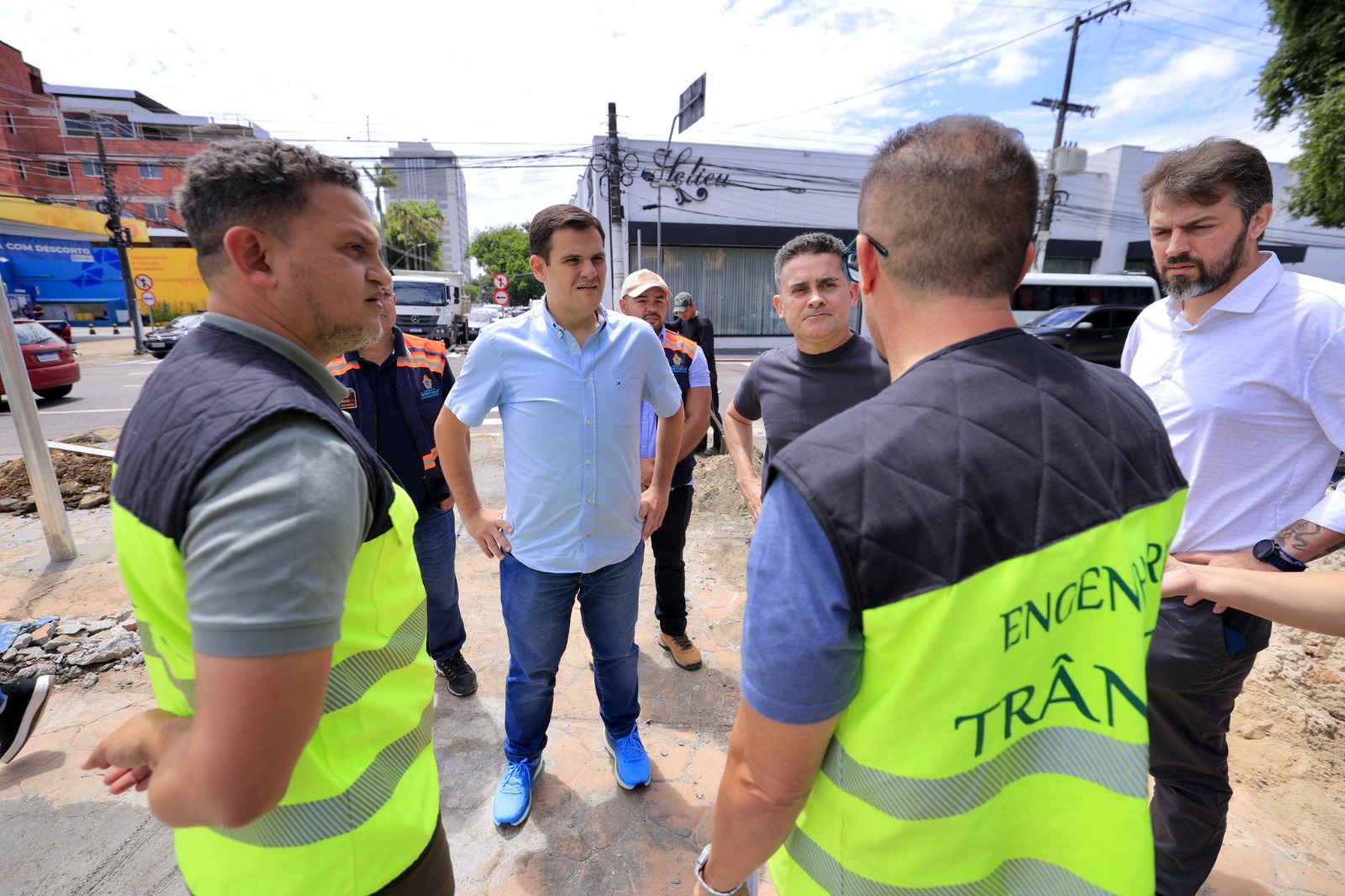 No momento, você está visualizando Prefeito David Almeida fiscaliza intervenções viárias para melhorar fluidez e segurança no trânsito da cidade