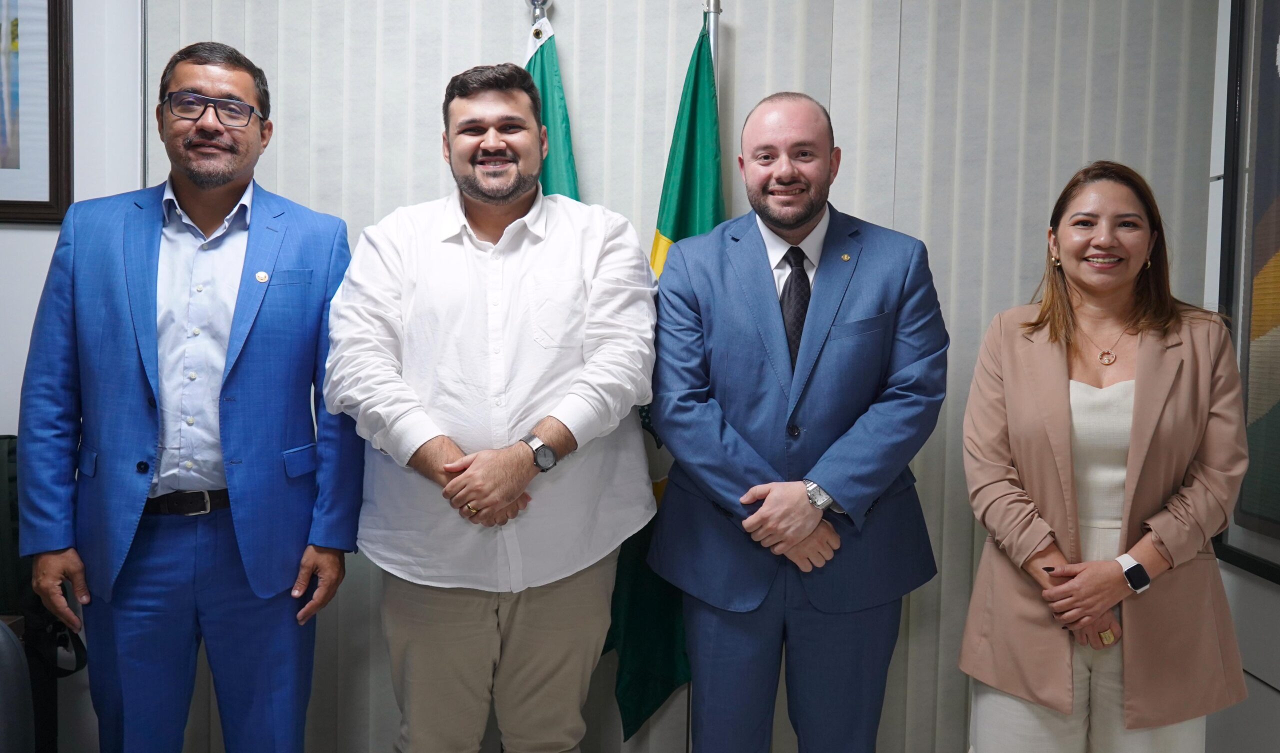 No momento, você está visualizando FAUSTO JÚNIOR SE REÚNE COM DIRETOR DO FUNDO NACIONAL DE ASSISTÊNCIA SOCIAL PARA TRATAR DE RECURSOS EMERGENCIAIS PARA MUNICÍPIOS ATINGIDOS PELA ENCHENTE DO RIO MADEIRA