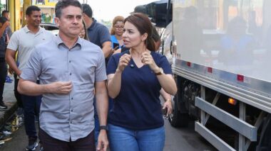 Prefeito David Almeida entrega 120 toneladas de pescado e beneficia 45 mil famílias na Semana Santa
