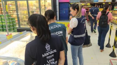 Visa Manaus fiscaliza supermercados em ação conjunta com Procon municipal