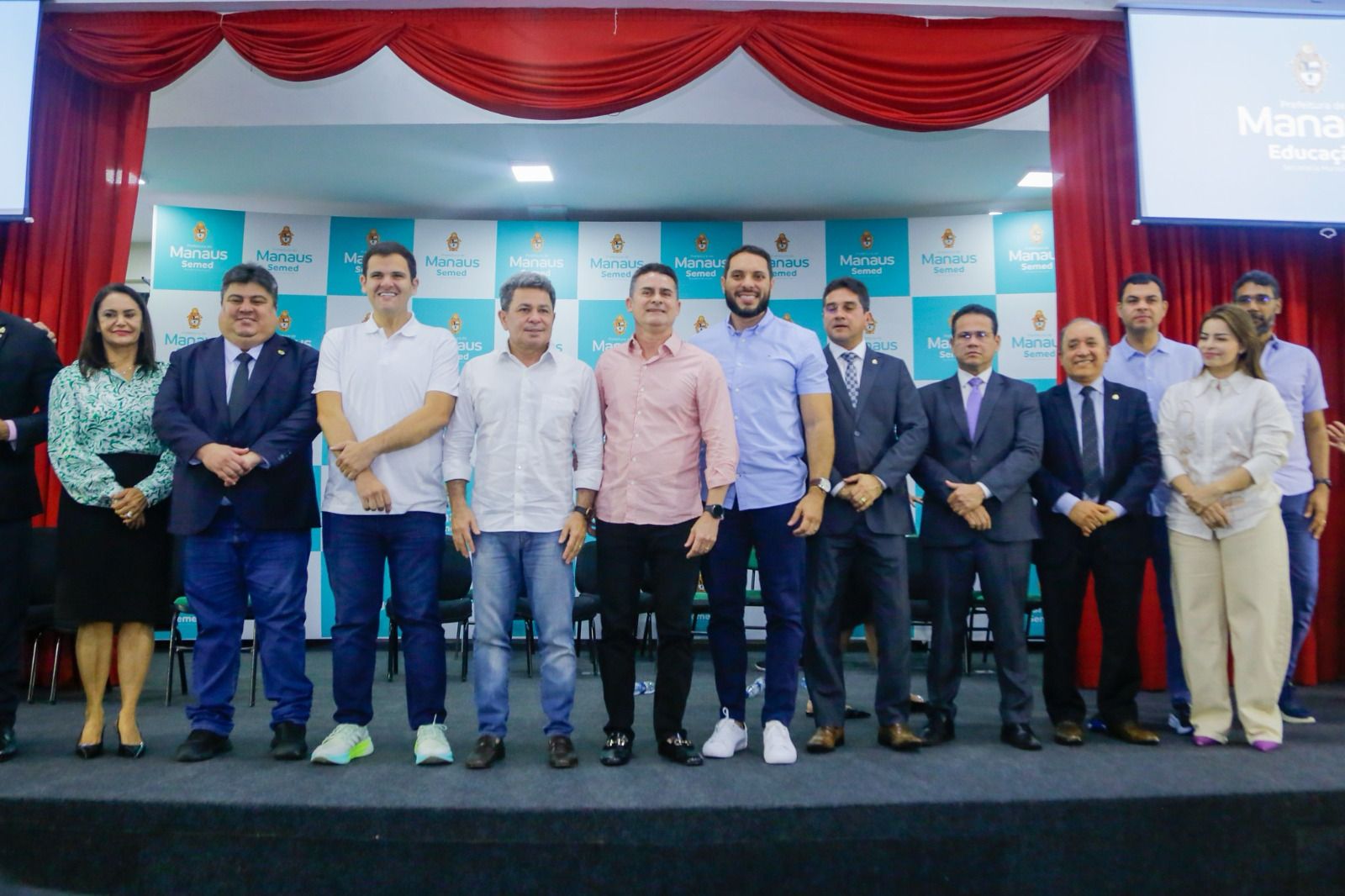 No momento, você está visualizando Prefeito David Almeida empossa secretário e subsecretário da Semed e anuncia novos investimentos e melhorias na educação