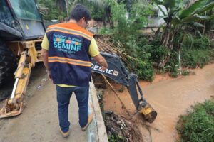 Leia mais sobre o artigo Como pronta resposta à chuva, Prefeitura de Manaus intensifica limpeza e desobstrução nas zonas Norte e Sul