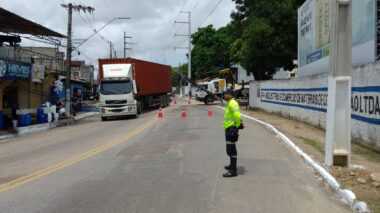 Prefeitura de Manaus ordena trânsito após dois tombamentos de carretas em pontos distintos da cidade