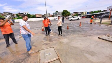 Prefeito David Almeida vistoria instalação da primeira estação meteorológica de Manaus