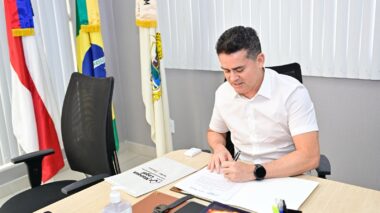Prefeito David Almeida assina 403 novos processos de regularização fundiária para moradores do Novo Reino
