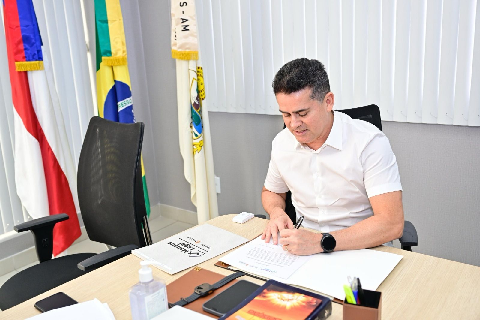 No momento, você está visualizando Prefeito David Almeida assina 403 novos processos de regularização fundiária para moradores do Novo Reino