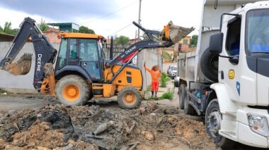Prefeitura remove 200 toneladas de lixo e entulho acumulados às margens de igarapé na comunidade Águas Claras