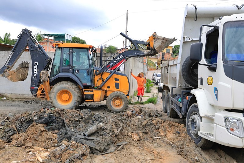 No momento, você está visualizando Prefeitura remove 200 toneladas de lixo e entulho acumulados às margens de igarapé na comunidade Águas Claras