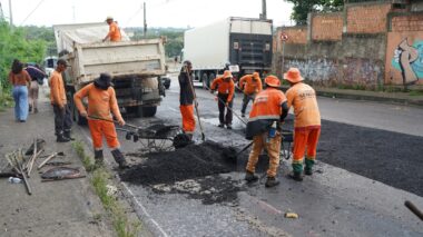 Prefeitura de Manaus realiza serviço de recuperação asfáltica na avenida Timbiras