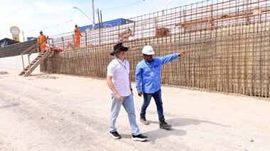Prefeito David Almeida vistoria avanço das obras do complexo viário Rei Pelé na zona Leste