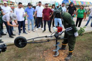 Leia mais sobre o artigo Com o plantio de mais 500 mudas no Gigantes da Floresta, prefeito David Almeida anuncia a modernização da arborização urbana em Manaus