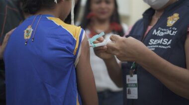 Prefeitura de Manaus leva imunização a escolas para ampliar cobertura vacinal de crianças e adolescentes