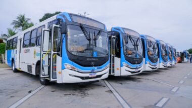 Com a meta de 120 ônibus novos neste ano, prefeito David Almeida entrega mais 23 ônibus e atinge a marca de 62 veículos renovados