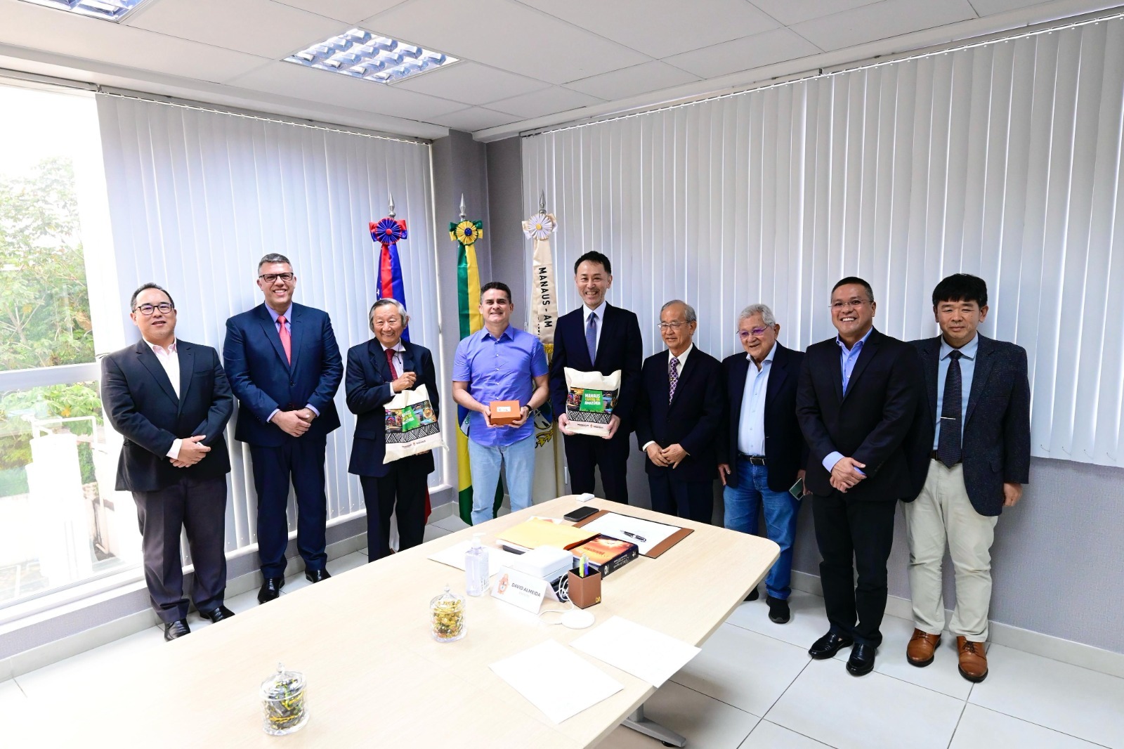 No momento, você está visualizando Prefeito David Almeida recebe cônsules e embaixador no Centro de Cooperação da Cidade e fortalece laços internacionais