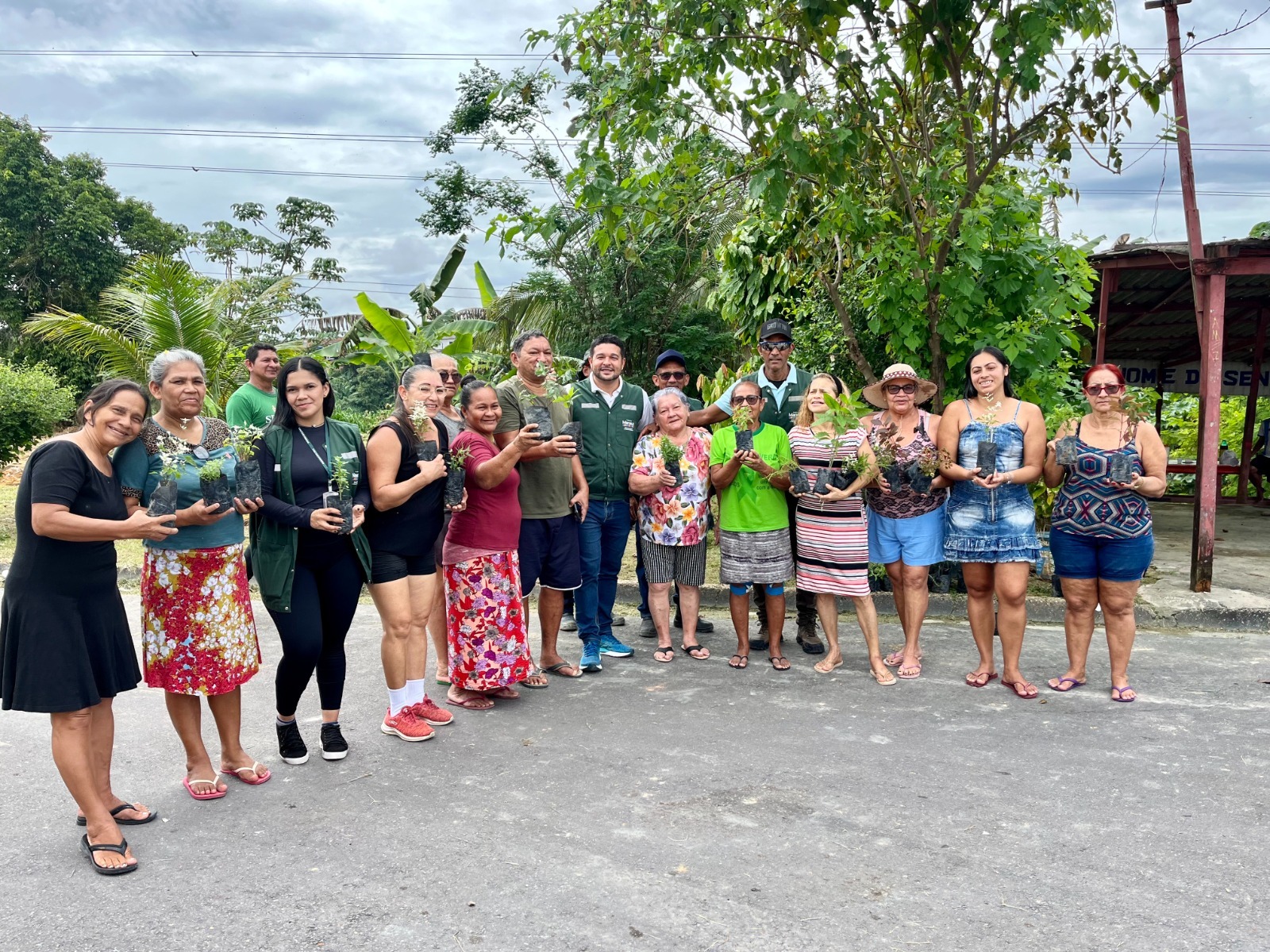 No momento, você está visualizando Prefeitura de Manaus inicia requalificação de área com plantio de mudas no bairro Monte das Oliveiras