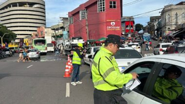 Prefeitura de Manaus realiza operação de fiscalização de transporte de passageiros e cargas no Centro