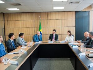 Leia mais sobre o artigo Fausto Júnior se reúne com o Ministro de Portos e Aeroportos para tratar da modernização do aeroporto de Tapauá