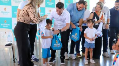 Prefeito David Almeida entrega fardamento e material escolar para mais de 52 mil alunos da educação infantil