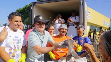 Prefeito David Almeida entrega 5 mil tambaquis no bairro Compensa e reforça segurança alimentar com distribuição de 120 toneladas de peixes em Manaus