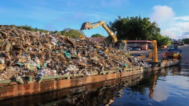 Prefeitura de Manaus realiza quinta operação no ano de transbordo do lixo da orla do rio Negro