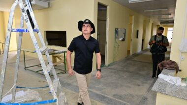 Prefeito David Almeida vistoria obras de duas UBSs na zona Oeste e anuncia entregas até setembro