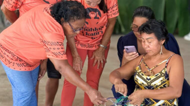 Profissionais de saúde da prefeitura reúnem idosos em celebração pelo Dia dos Povos Indígenas