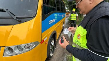 Prefeitura apreende micro-ônibus de motorista com CNH suspeita de ser falsa