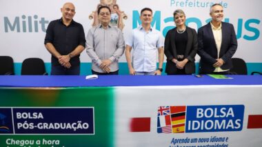 Prefeito David Almeida lança mais de 96 mil bolsas de estudo em idiomas e pós-graduação e destaca compromisso com a justiça social e formação cidadã