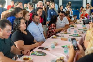 Leia mais sobre o artigo Em café em homenagem às mães, no bairro Compensa, governador Wilson Lima anuncia reforma de espaços de esporte e lazer