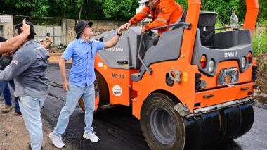 Prefeito David Almeida assina ordem de serviço para asfaltar 20 ruas da comunidade Parque Riachuelo