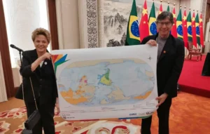 Leia mais sobre o artigo Na China, Dilma exibe mapa-múndi do IBGE de ponta-cabeça
