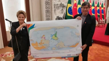 Na China, Dilma exibe mapa-múndi do IBGE de ponta-cabeça