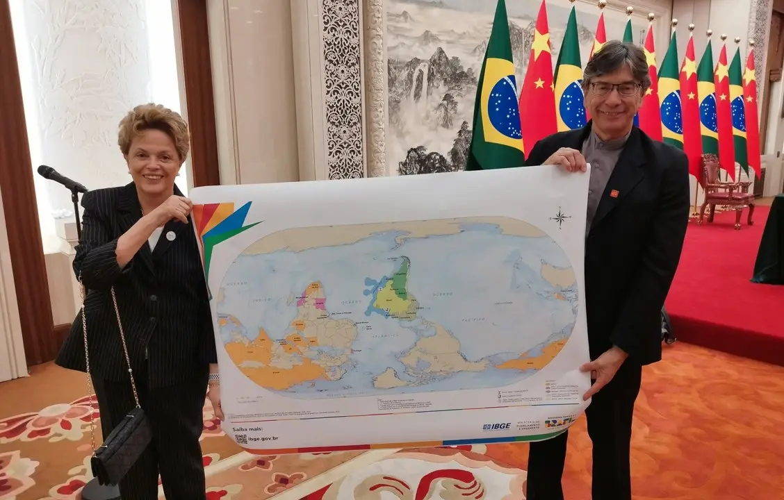 No momento, você está visualizando Na China, Dilma exibe mapa-múndi do IBGE de ponta-cabeça