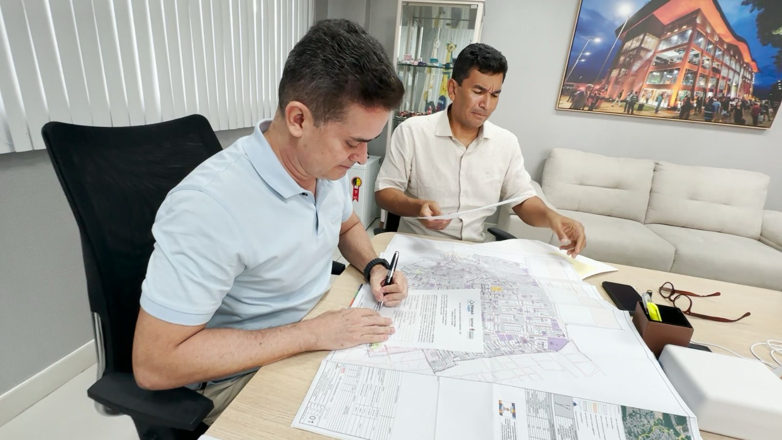 No momento, você está visualizando Prefeito David Almeida assina certidões para regularização fundiária de 2.600 lotes da comunidade Rio Piorini