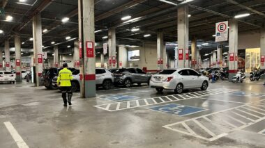 Prefeitura fiscaliza uso indevido de vagas especiais em shoppings da zona Oeste e autua 14 veículos
