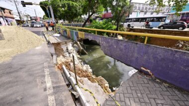 Prefeito David Almeida fiscaliza obra de contenção de erosão e recuperação de infraestrutura urbana na zona Oeste