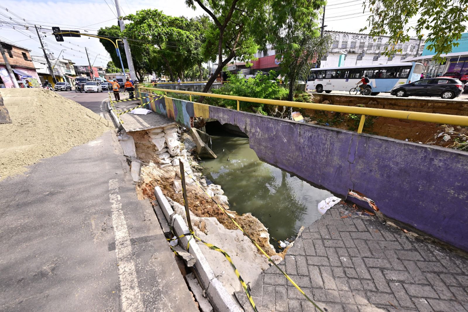 No momento, você está visualizando Prefeito David Almeida fiscaliza obra de contenção de erosão e recuperação de infraestrutura urbana na zona Oeste