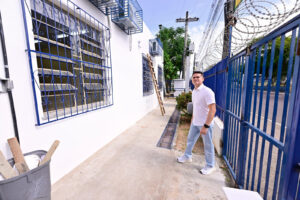Leia mais sobre o artigo Prefeito David Almeida vistoria obra de revitalização da UBS Leonor de Freitas com inauguração para 20 de maio