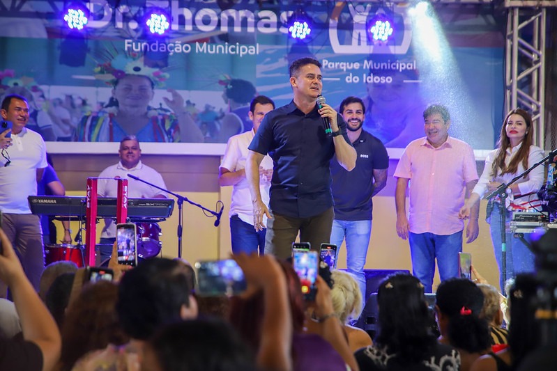 No momento, você está visualizando Prefeito David Almeida celebra Dia das Mães com idosos em evento marcado por emoção e solidariedade