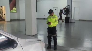 Prefeitura de Manaus autua 19 motoristas por uso irregular de vagas especiais em supermercados da zona Norte
