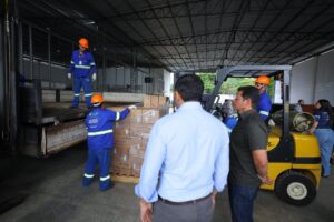 Leia mais sobre o artigo Ilumina+ Amazonas: Governador Wilson Lima vistoria envio de luminárias em LED para Borba e Uarini