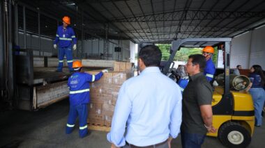 Ilumina+ Amazonas: Governador Wilson Lima vistoria envio de luminárias em LED para Borba e Uarini