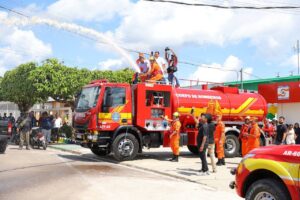 Leia mais sobre o artigo Governador Wilson Lima entrega Grupamento Integrado de Combate a Incêndio e Proteção Civil ao município de Tapauá