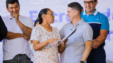 Prefeito David Almeida entrega 403 títulos definitivos no Novo Reino 1 e reforça maior programa de regularização fundiária da história de Manaus