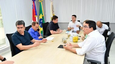 Prefeito David Almeida mantém Passe Livre Estudantil e cria grupo de trabalho para garantir renovação do convênio com o Estado