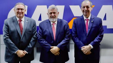 Omar reúne com presidente da Caixa para ampliar acesso ao microcrédito para quem vive no interior do Amazonas