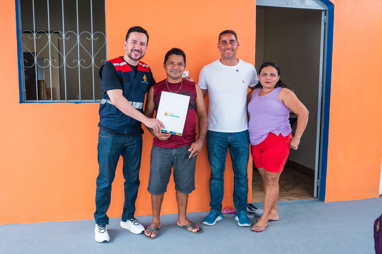 No momento, você está visualizando Prefeitura de Manaus entrega 17 casas reformadas no Dia do Trabalhador e transforma vidas em comunidades da capital