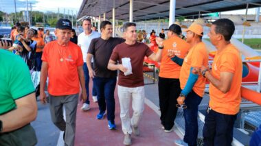 Prefeito David Almeida vistoria obra da lagoa do Bombeamento, que terá primeiro pedalinho público de Manaus