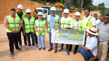Governador Wilson Lima vistoria retomada das obras de modernização da AM-010 após período chuvoso