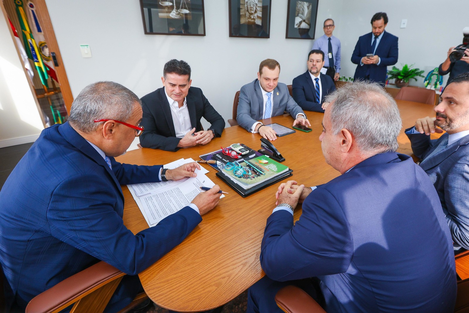 No momento, você está visualizando Prefeito David Almeida assina acordo com TJ-AM para perdoar 200 mil ações de dívidas pequenas da justiça
